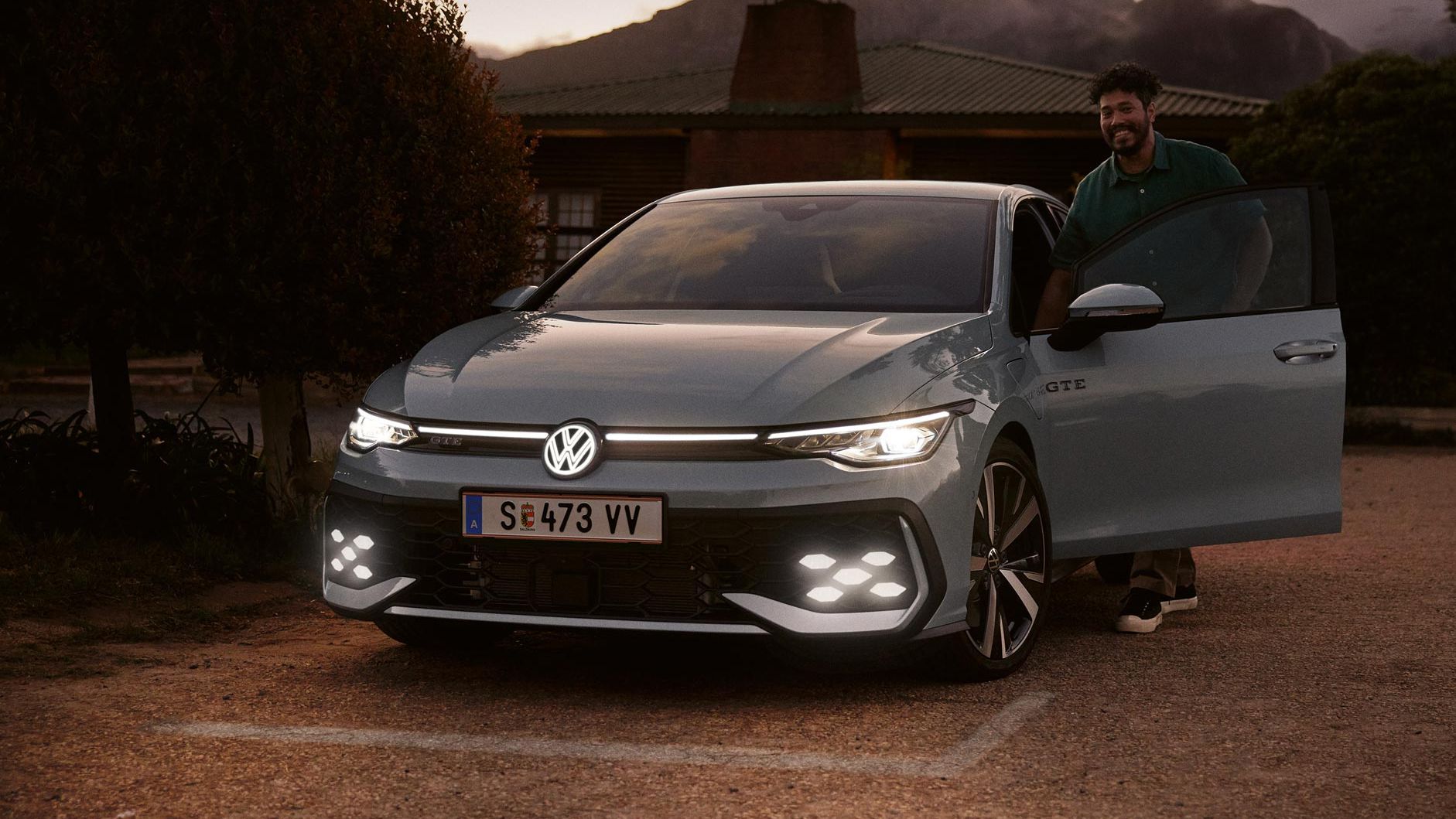 Volkswagen Golf GTE v šedé barvě s rozsvícenými světlomety LED Matrix.