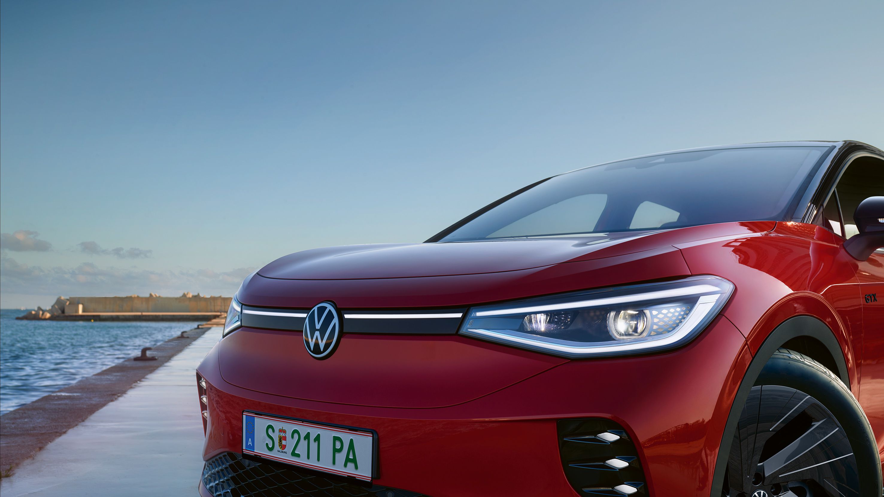 Detail čelní partie modelu Volkswagen ID.5 GTX v červené barvě