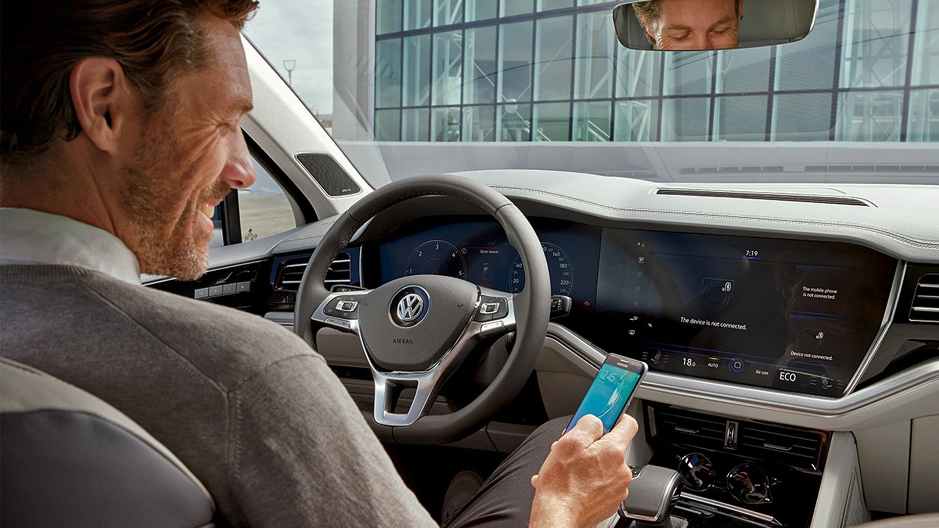 Verbinden Sie Ihr Smartphone mit dem VW Touareg.