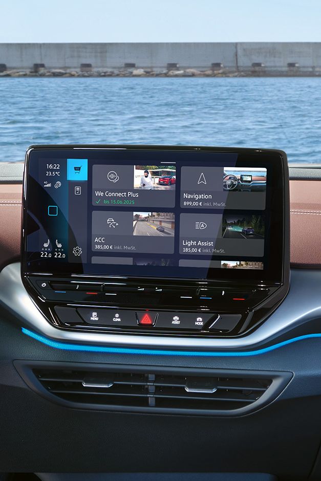 Digital Cockpit modelu Volkswagen ID.5, pohled na volant a dotykový displej se zobrazením obchodu In-Car Shop